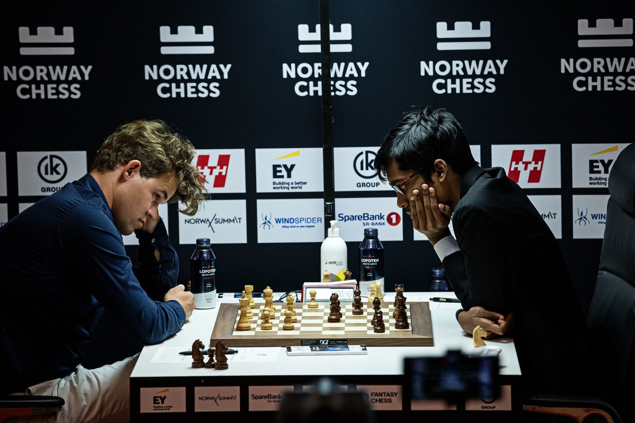Магнус Карлсен (ліворуч) грає проти Рамешбабу Прагнанадхи.