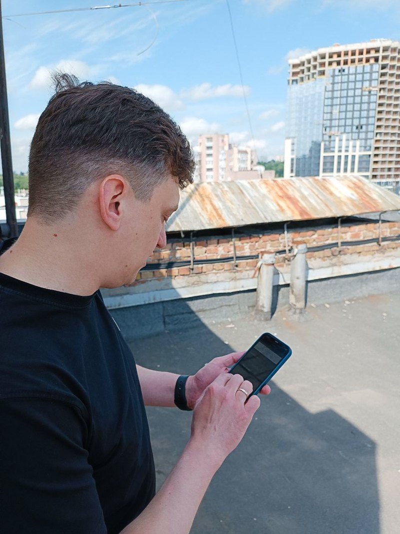 Денис Скоренко контролює роботу станції через застосунок у смартфоні