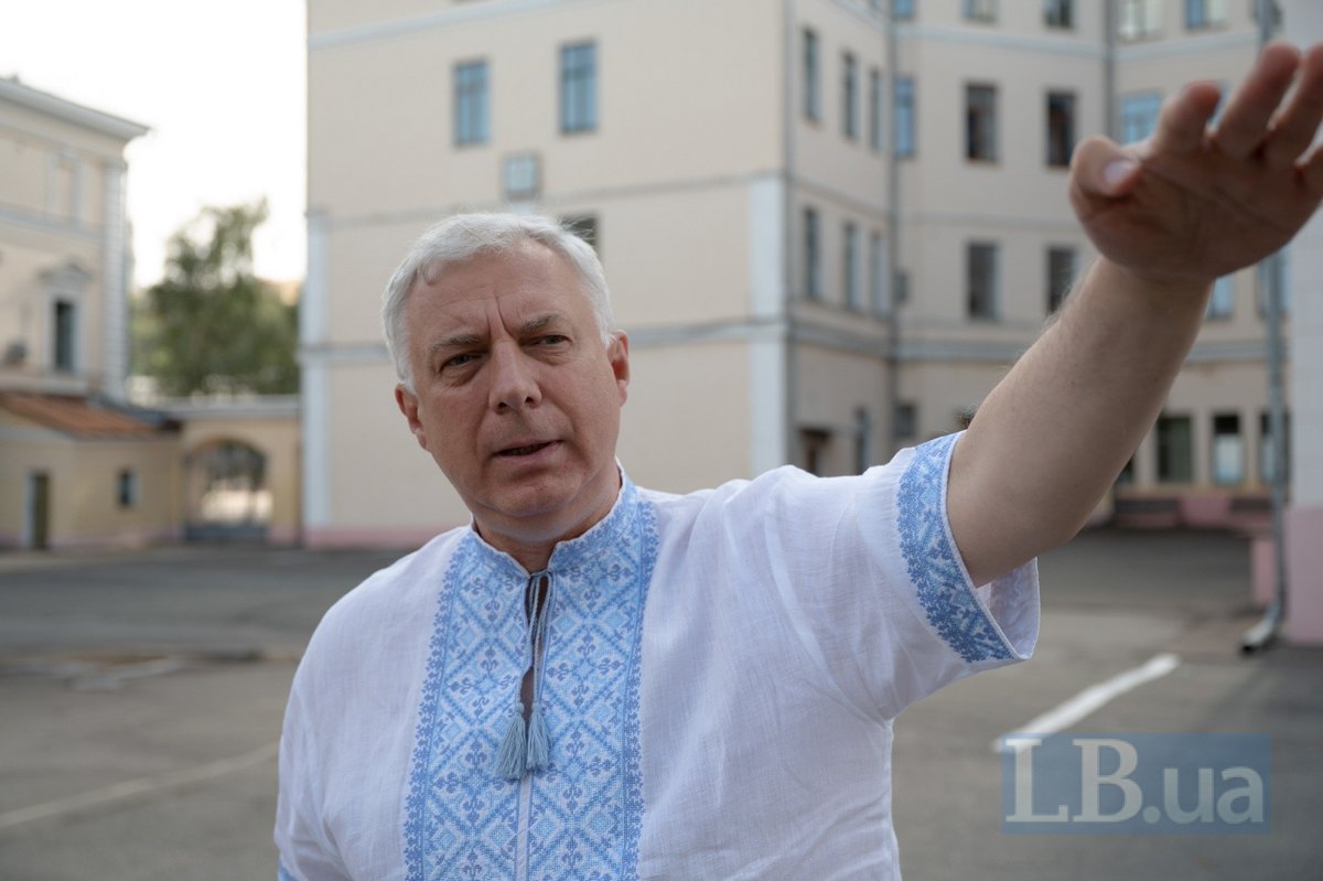 Зліва від Сергія Квіта — Новоакадемічний корпус НаУКМА, а просто за спиною – «Циркульний» корпус НаУКМА,
зведений у ХІХ столітті. А показує Сергій Миронович у бік інших пам’яток.