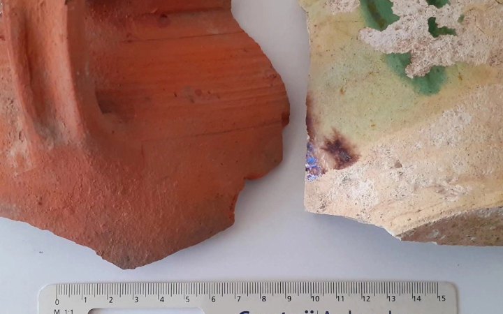 У Галицькому замку виявили елементи оздоблення печей та посуду