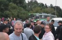 У Києві мешканці перекрили вулицю Братиславську через захоплення невідомими кооперативної парковки (оновлено)