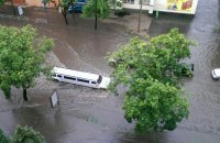 В Харькове непогода повалила деревья и сорвала крыши домов