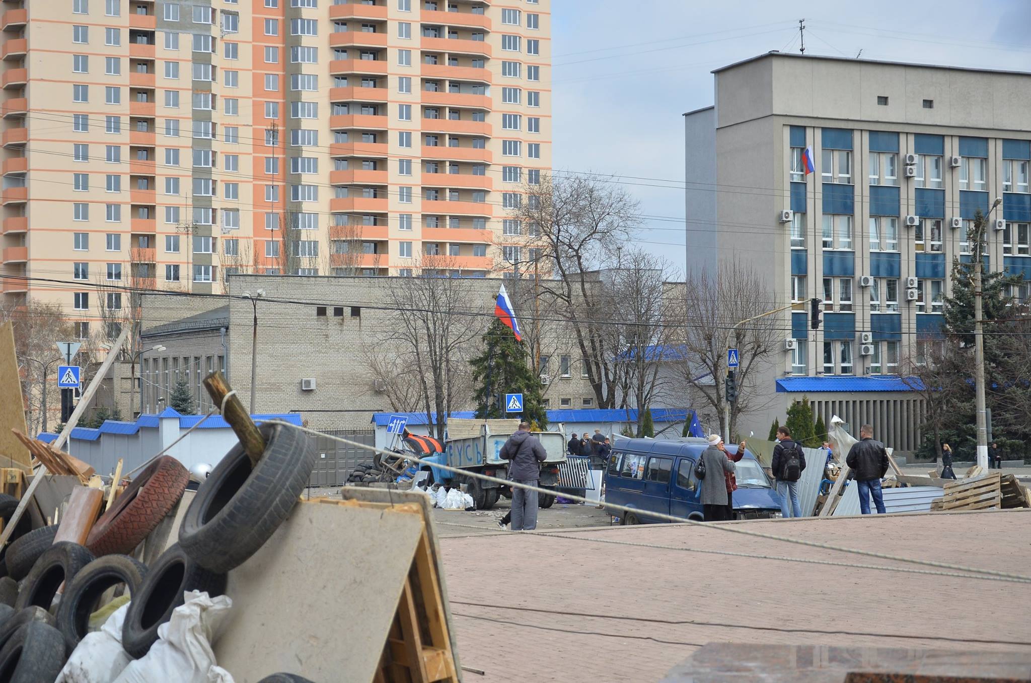 Будівля СБУ в Луганську, квітень 2014 р.