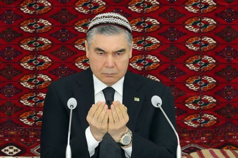 В Туркменистане чиновников заставили побрить головы из-за траура