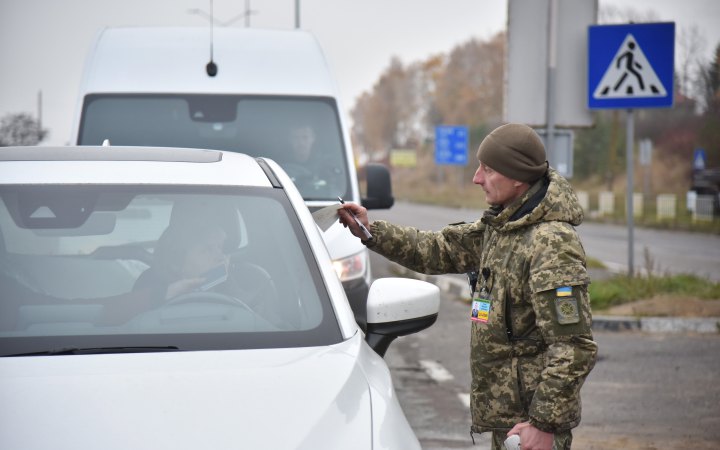 Водіїв, які в'їжджатимуть у Молдову, зобов'язали мати сертифікат техогляду