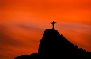 У Бразилії спалили шестиметрову копію Кубка світу
