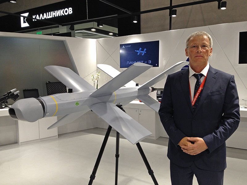 Головний конструктор Zala Aero Group Олександр Захаров показав журналістам дрон-камікадзе нового покоління - Виріб-53 під час екскурсії підприємством з виробництва БПЛА Ланцет