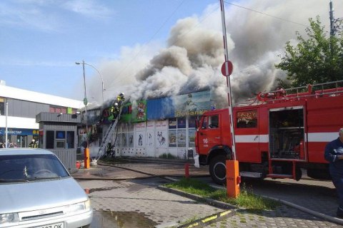 В Киеве возле метро "Дарница" горели торговые павильоны (обновлено)