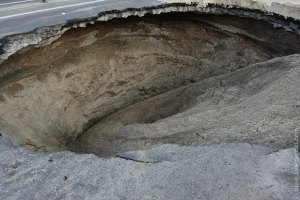 В Херсоне провалилась часть дорожного покрытия