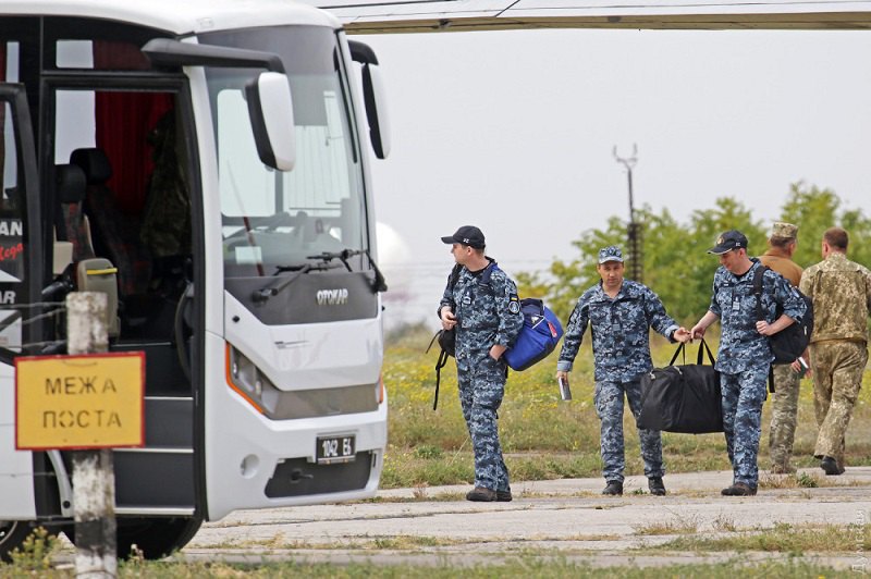 Освобожденные из российского плена моряки вернулись в Одессу (ФОТО) 3
