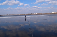Киевский рыбак снял со льдины 11-летнего мальчика с помощью спиннинга