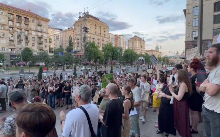 Під будівлею КМДА відбувся мітинг через знесення історичної садиби в Києві