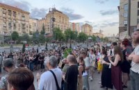 Під будівлею КМДА відбувся мітинг через знесення історичної садиби в Києві