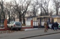 В Одессе мужчина подшофе сел в автомобиль погреться и снес забор Военной академии