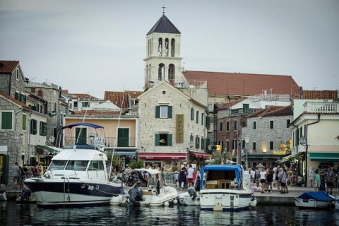 В п'яти містах Хорватії заборонили прогулянки в купальниках