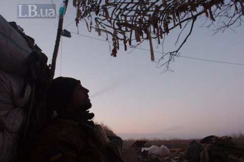 За сутки боевики 12 раз обстреляли позиции ВСУ на Донбассе