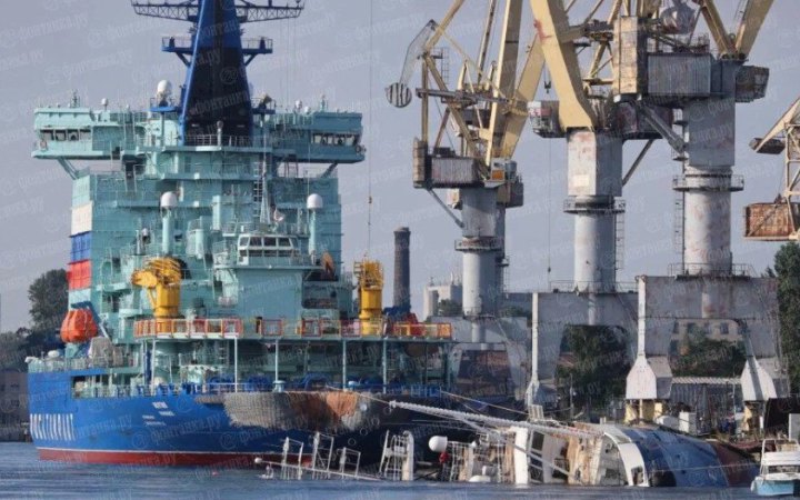 Новий російський буксир затонув у Санкт-Петербурзі під час добудови