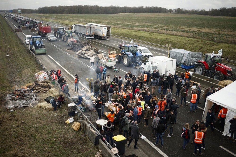 Фермери на тракторах блокують рух на автомагістралі у Жоссіньї на схід від Парижа, 30 січня 2024 р.