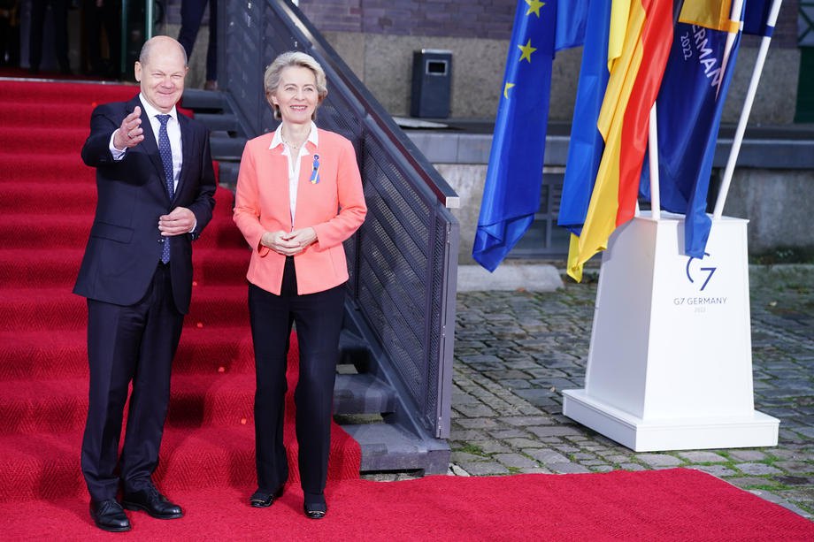 Канцлер Німеччини Олаф Шольц і президентка Єврокомісії Урсула фон дер Ляєн спілкуються до початку Міжнародної експертної конференції з питань відновлення України в Берліні, 25 жовтня 2022 року.