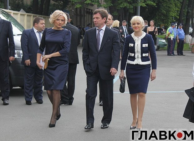 Новожилов з дружиною(справа) йдуть на VIP-вечірку з нагоди інавгурації президента Петра Порошенка в <<Арсеналі>>