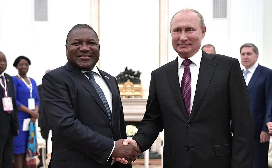 Президент Росії Володимир Путін і президент Мозамбіку Феліпе Ньюсі під час зустрічі у Кремлі 