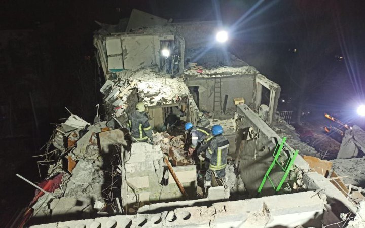 Двох людей врятували з-під завалів зруйнованої окупантами п’ятиповерхівки у Слов’янську