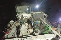Двох людей врятували з-під завалів зруйнованої окупантами п’ятиповерхівки у Слов’янську