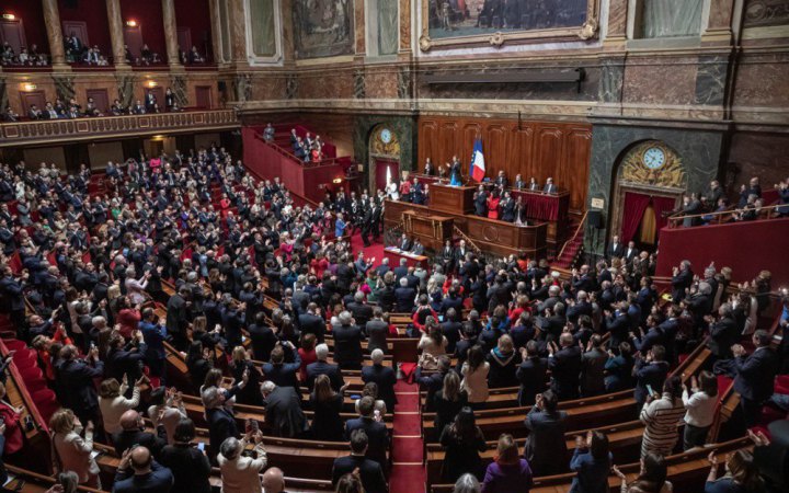 Франція закрепила право на аборт у Конституції