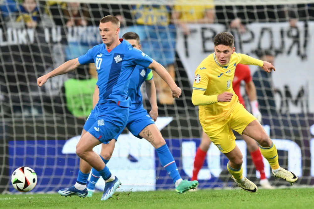 Судаков (праворуч) і Гудмундссон під час фінального матчу плей-оф УЄФА Євро-2024 між Україною та Ісландією у Вроцлаві, 26 березня 2024 року.