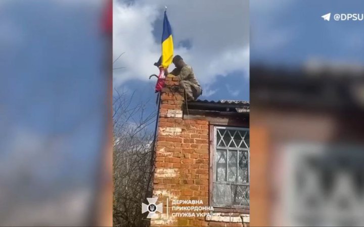 Над трьома населеними пунтами "сірої зони" Харківщини підняли синьо-жовтий прапор
