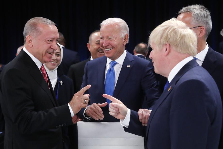 Зліва-направо: президент Туреччини Реджеп Таїп Ердоган, президент США Джо Байден і прем’єр-міністр Великої Британії Борис Джонсон спілкуються під час першого дня саміту НАТО в Мадриді, 29 червня 2022 р