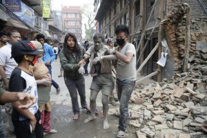 Число жертв землетрясения в Непале увеличилось до 2,3 тыс. человек