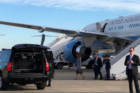 Літак Меланії Трамп повернувся на базу через 10 хвилин після зльоту