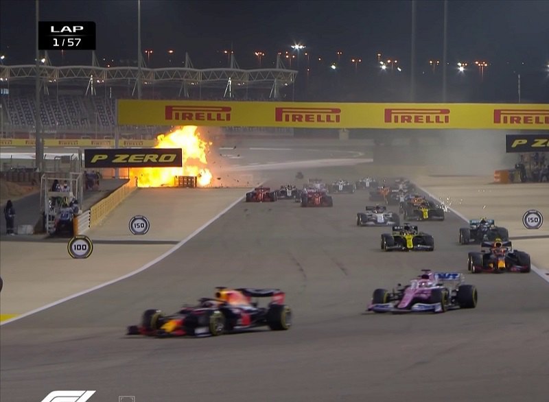 На старте гонки Формулы-1 болид взорвался, пилот 32 секунды был в огне (ВИДЕО) 1