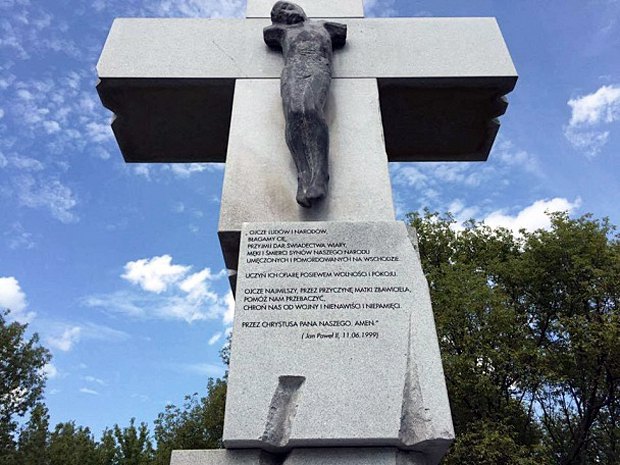 Пам*ятник жертвам Волинської трагедії у Варшаві