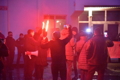 Активисты зажгли фаеры под зданием МВД во время акции протеста