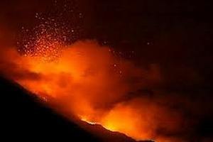 В Индонезии извергается вулкан, молчавший 400 лет