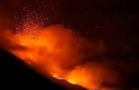 В Индонезии извергается вулкан, молчавший 400 лет