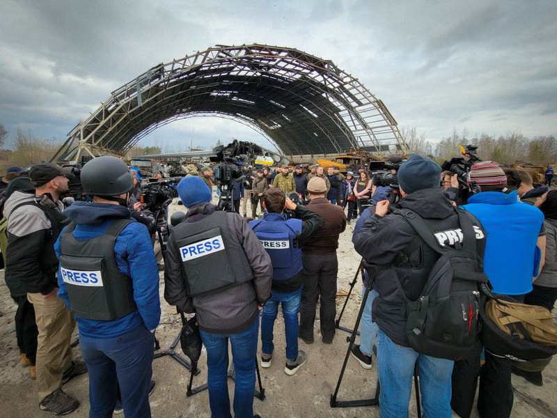 Робота журналістів під час війни, Гостомель, 2022 р.)