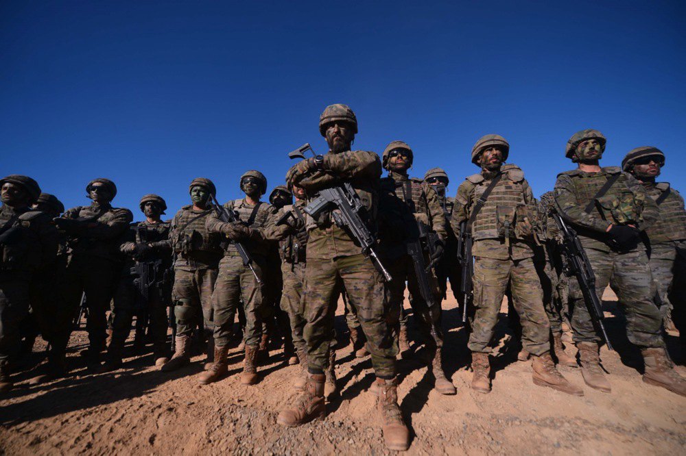 Іспанські військові у складі контингенту НАТО під час навчань.