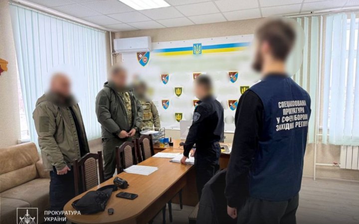 На Рівненщині посадовця ТЦК підозрюють в отриманні Toyota Highlander за зняття з розшуку