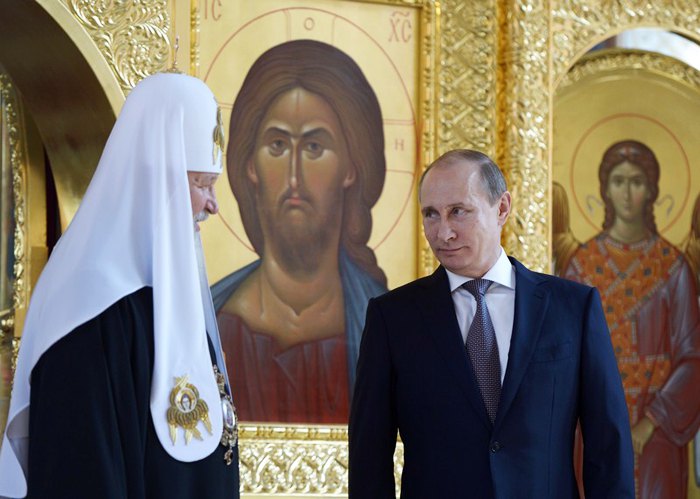 Президент России Владимир Путин и Патриарх Кирилл во время визита в церковь святого равноапостольного князя Владимира в Москве,
27 июля 2014.