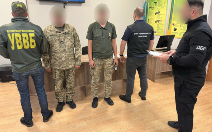 ДБР затримало пʼятьох прикордонників, які незаконно випустили за кордон 80 чоловіків