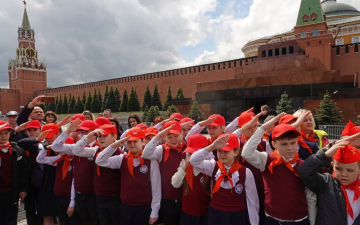 У Росії закликають відновити організації “жовтенят”, “піонерів” та “комсомол”, – ЦПД