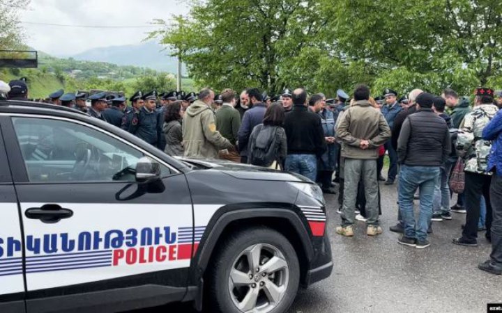 У Вірменії силовики блокують село, де протестували проти делімітації кордону