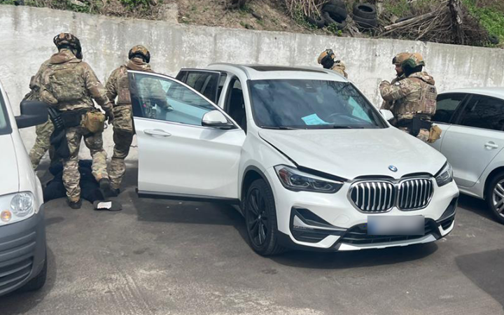 $50 000 за перетин державного кордону: у Києві затримали організатора схеми