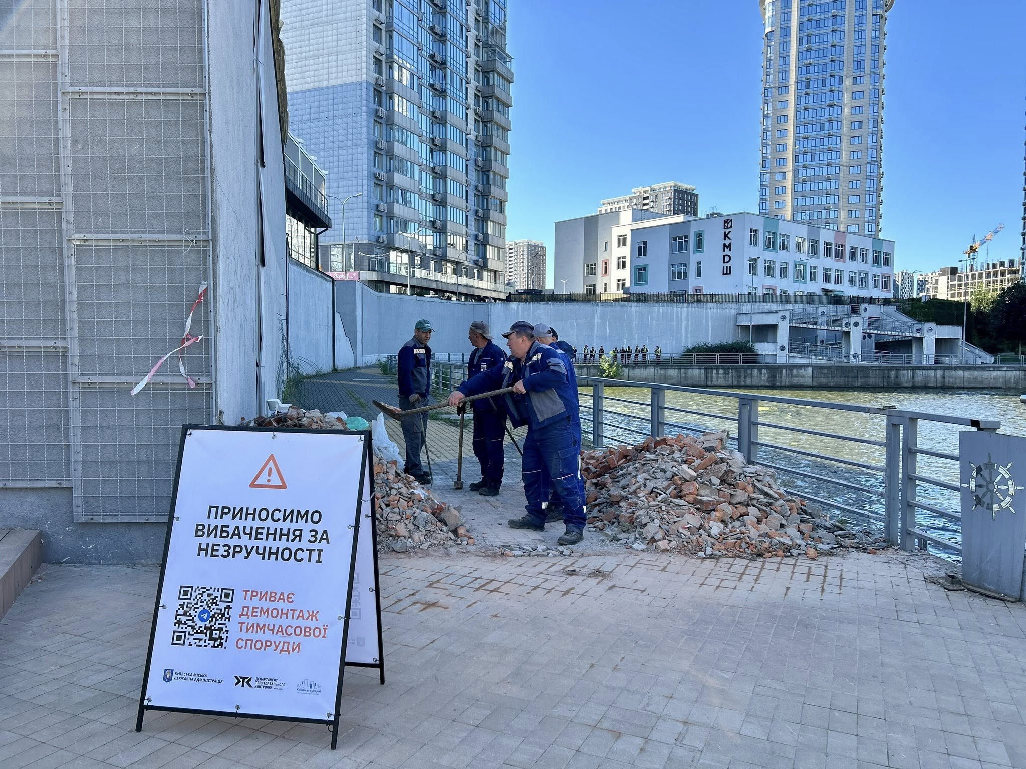 Демонтаж стіни, яким ЖК відгородив набережну від міста у серпні 2025 року. 