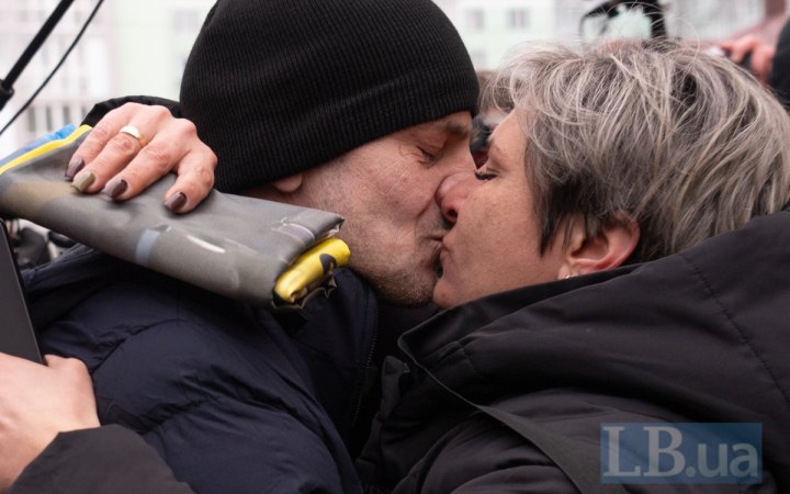 «Доньці наснився сон, що тата обміняли»: рідні зустрічають військових з полону 