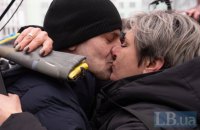 ​«Доньці наснився сон, що тата обміняли»: рідні зустрічають військових з полону