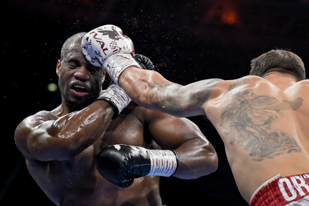 Олександр Усик виконує точний удар